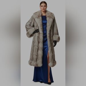 Gorgeous Vintage Silver Fox Fur Premium Coat. 17ptp
